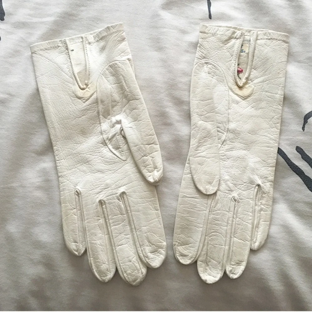 Vintage White Leather Gloves w Rosebuds in Front